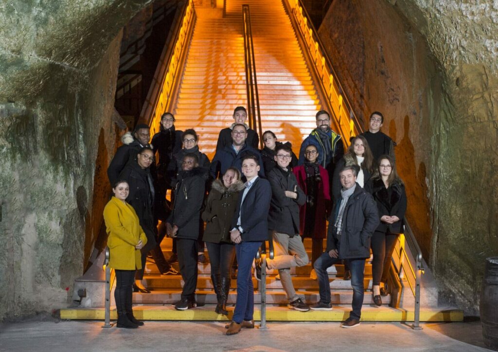 Image d'étudiants en bas d'un escalier - Luxury Hotelschool