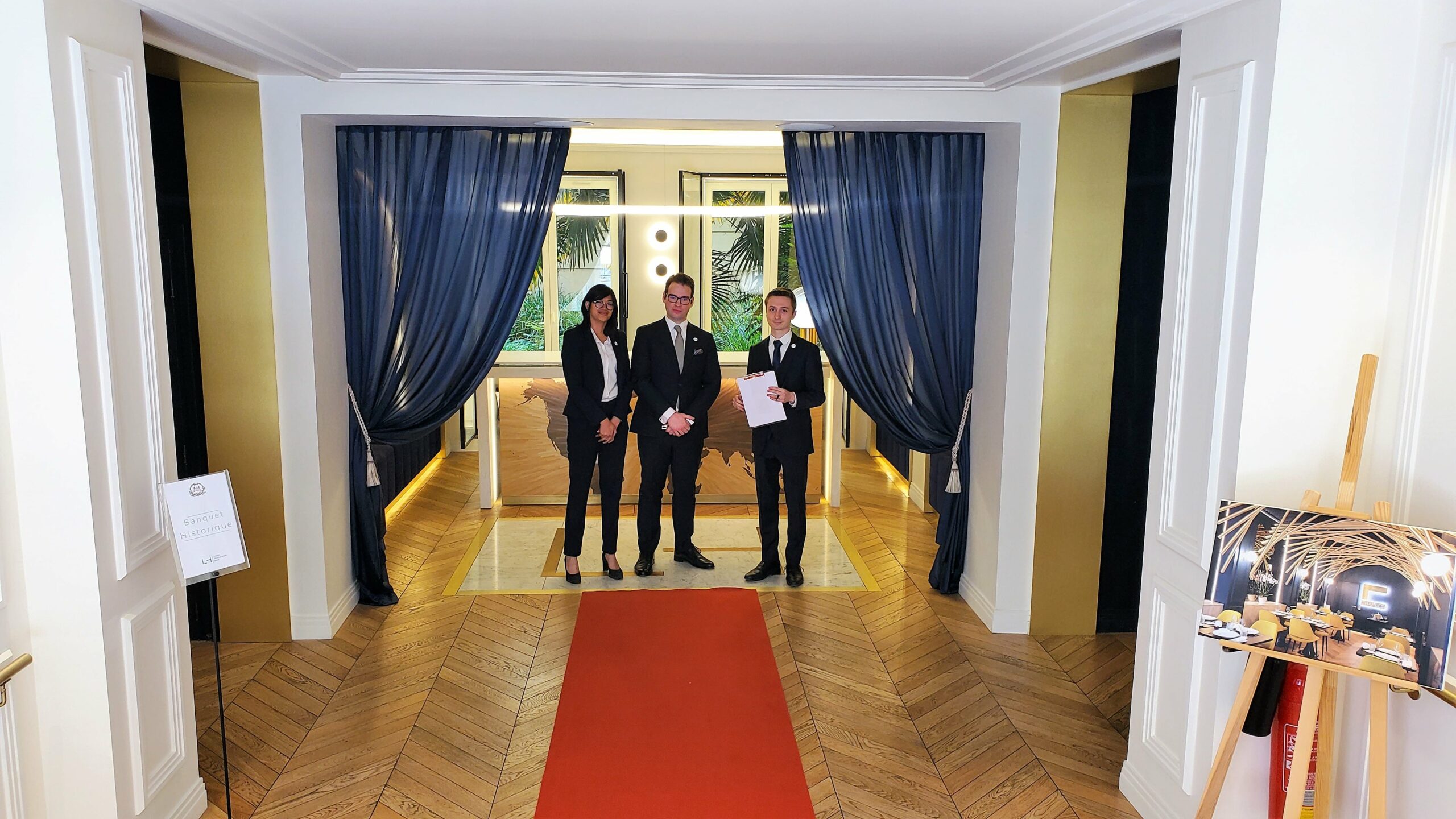 Étudiants à l'accueil de l'école à Paris - Luxury Hotelschool