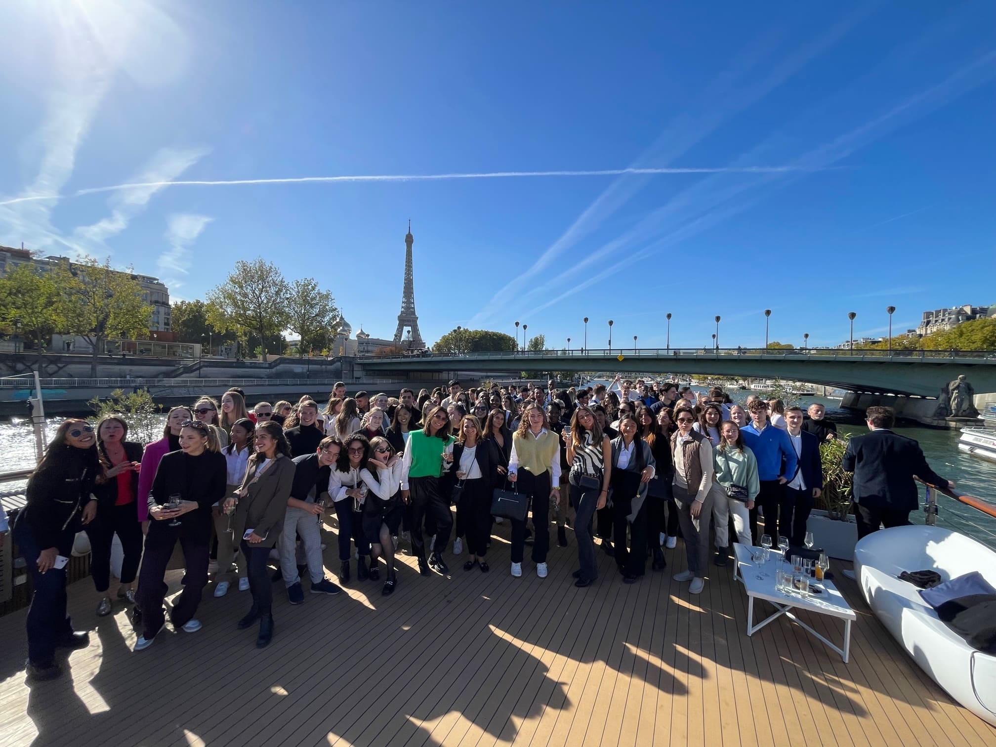 Étudiant lors d'une sortie sur la Seine à Paris - Luxury Hotelschool