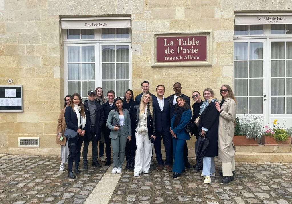 Photo d'étudiants de la Luxury Hotelschool devant l'hôtel de Pavie - Luxury Hotelschool