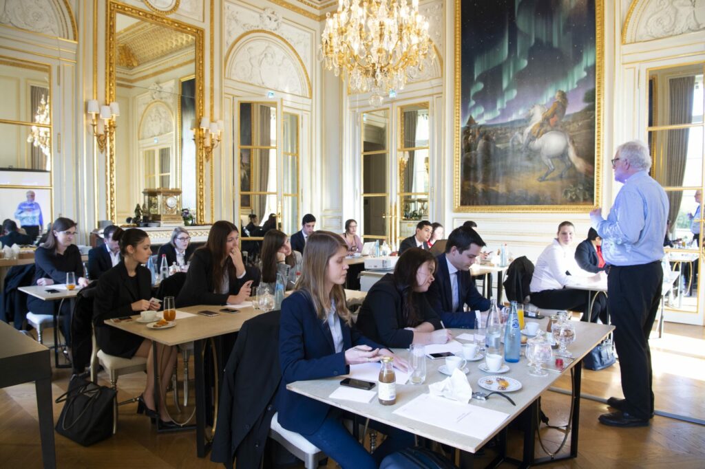 Élèves dans une classe pendant une dégustation - Luxury Hotelschool