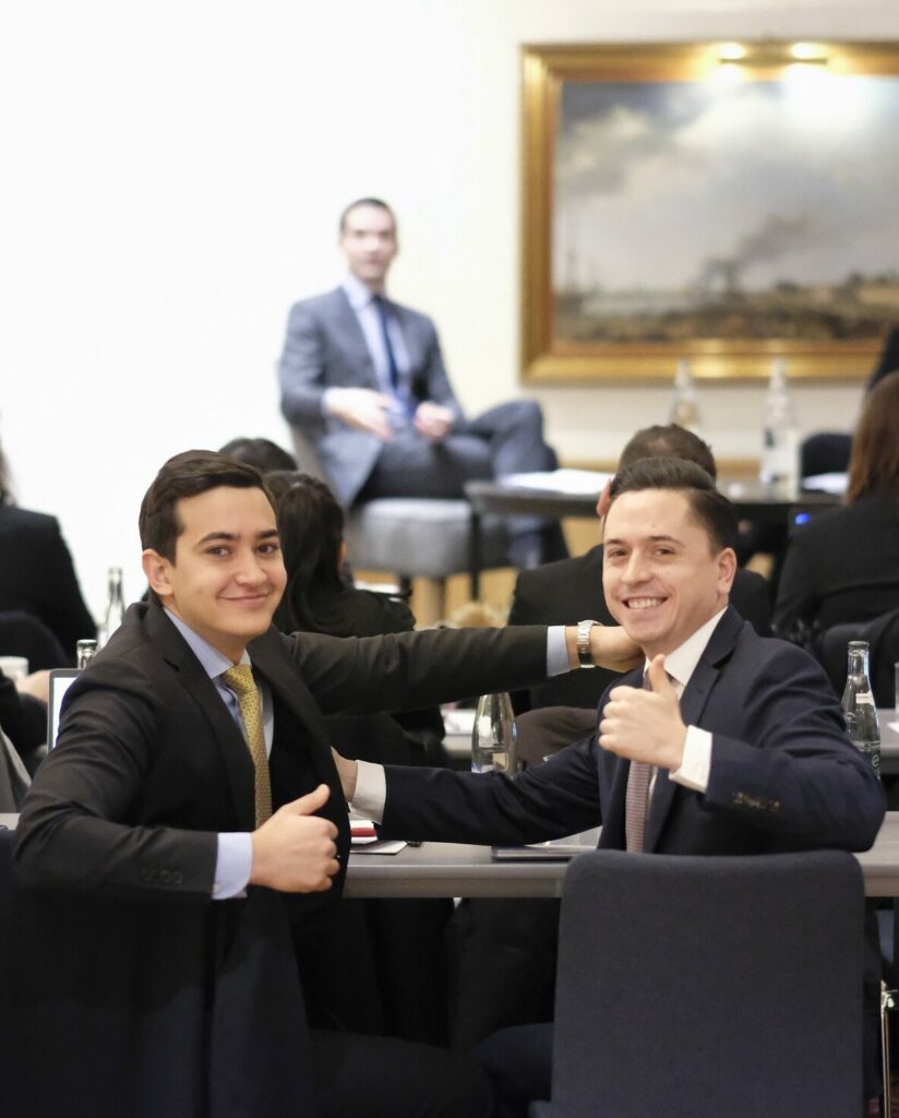 Photo de deux étudiants qui sourit en costume - Luxury Hotelschool