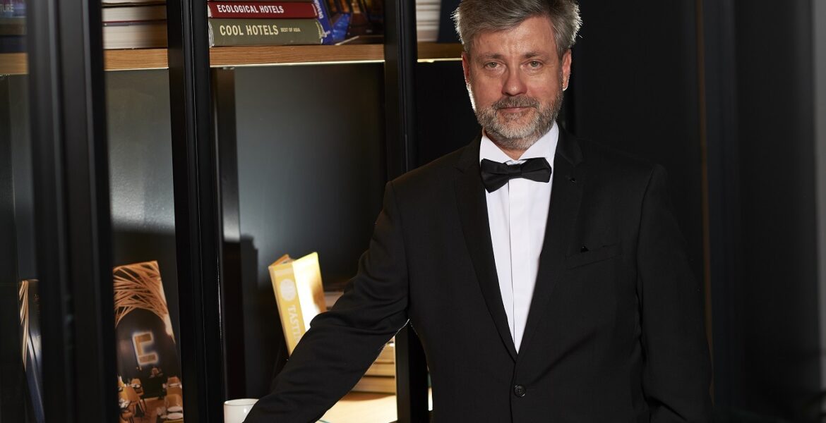 Photo d'un homme dans une bibliothèque  - Luxury Hotelschool