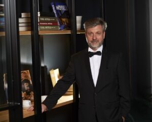Photo d'un homme dans une bibliothèque  - Luxury Hotelschool