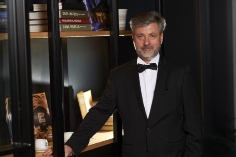 Photo d'un homme dans une bibliothèque  - Luxury Hotelschool