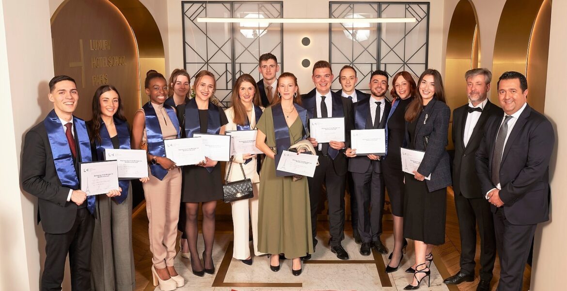 Phot d'étudiants montrant leur diplôme à la main à l'acceuil de l'école - Luxury Hotelschool