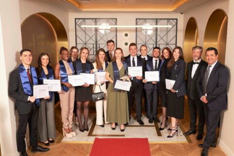 Phot d'étudiants montrant leur diplôme à la main à l'acceuil de l'école - Luxury Hotelschool