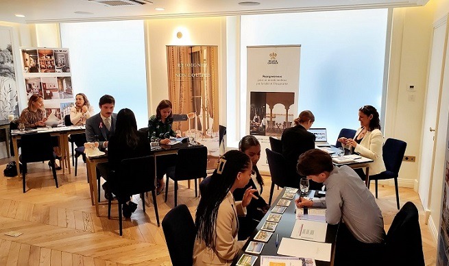 Étudiants lors d'un forum des métiers dans l'hôtellerie - Luxury Hotelschool