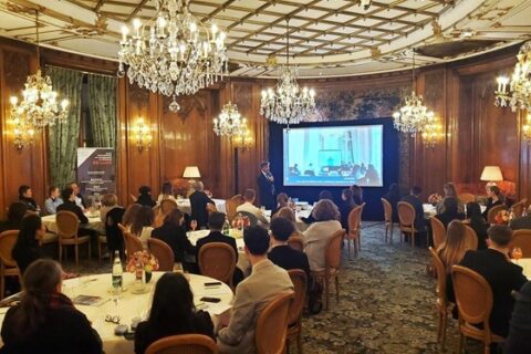 Photo d'un grand dîner lors d'une journée de rencontre - Luxury Hotelschool